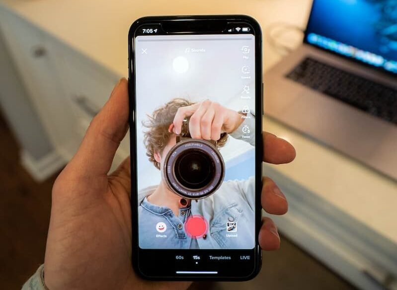 В 2021 году IT-компания SEMRush провела новое исследование трендового вирального или вирусного контента в TikTok. На основе анализа более 300 самых популярных роликов выделили трендовые жанры и особенности видеоконтента на платформе (влияние эмоций, личное взаимодействие авторов с пользователями, верификация аккаунта, звуковое сопровождение, использование ключевых слов). Исследование об особенностях трендового контента TikTok опубликовали в блоге SEMRush.